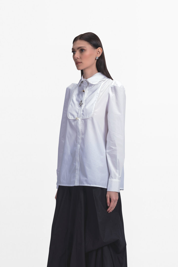 Shirt with collar embriodery.