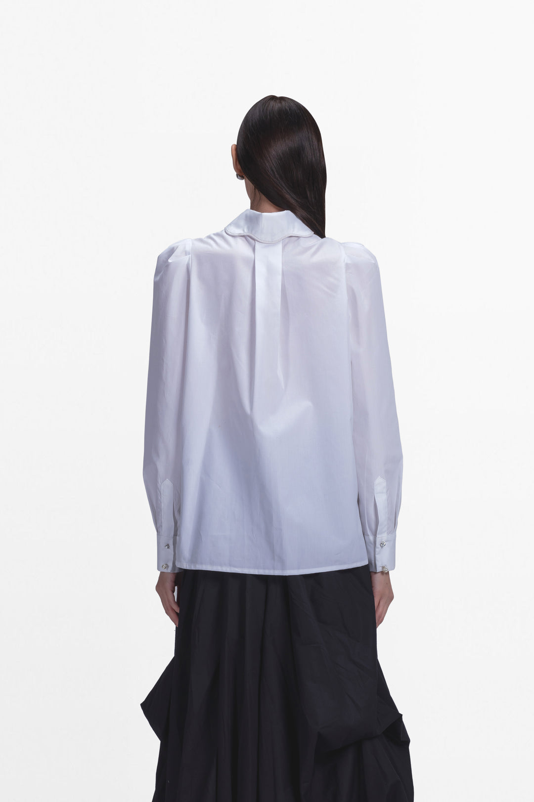 Shirt with collar embriodery.