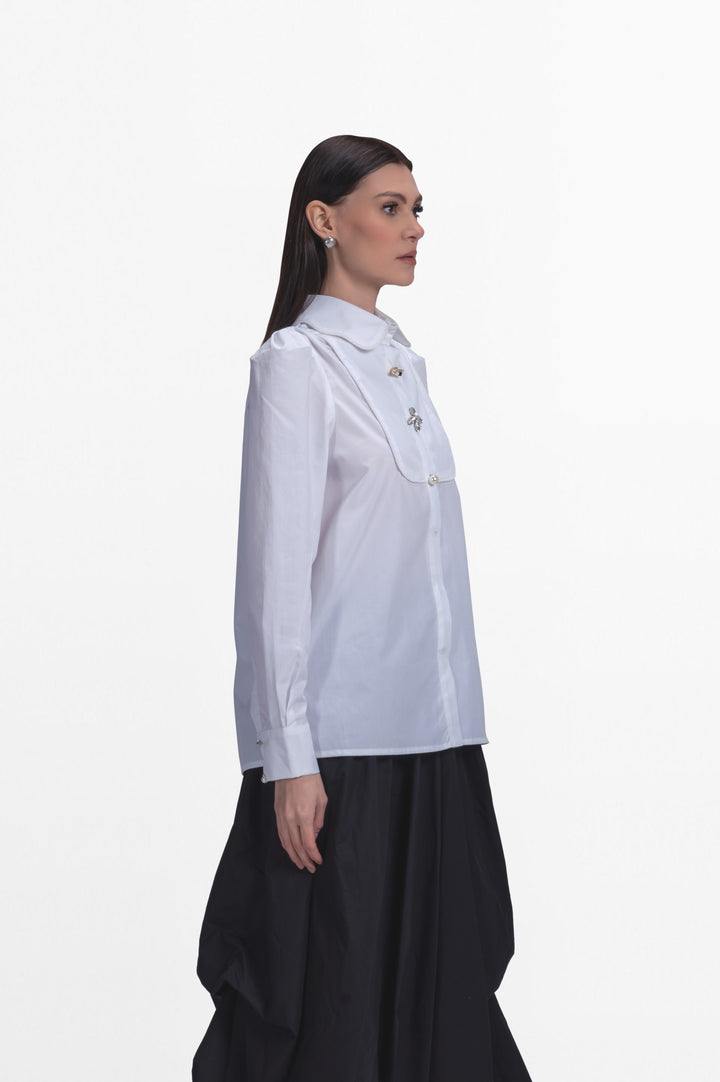 Shirt with collar embriodery.