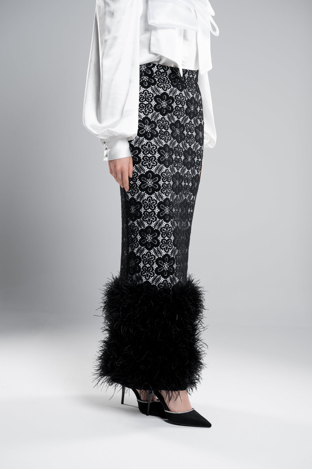 A MAXI GUIPERE SKIRT WITH FEATHER TRIM
